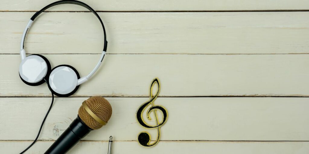 Casque audio et micro sur fond de bois blanc