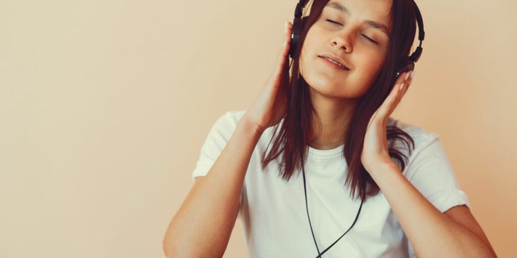 Une  femme qui écoute de la musique avec un casque audio