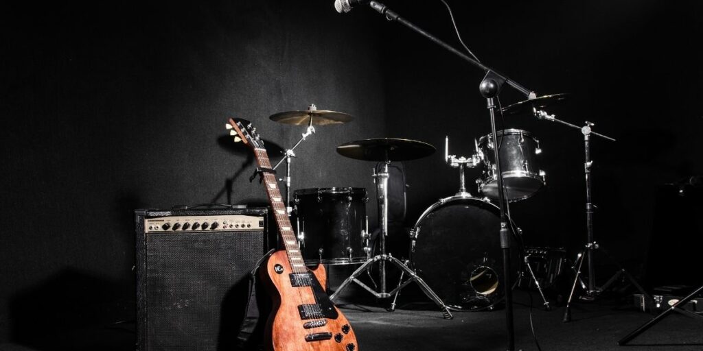 Des instruments de rock : guitare, batterie...