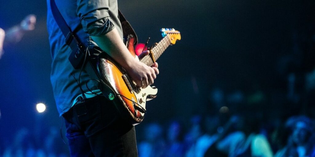 Un guitariste joue de la guitare électrique à un concert de rock 